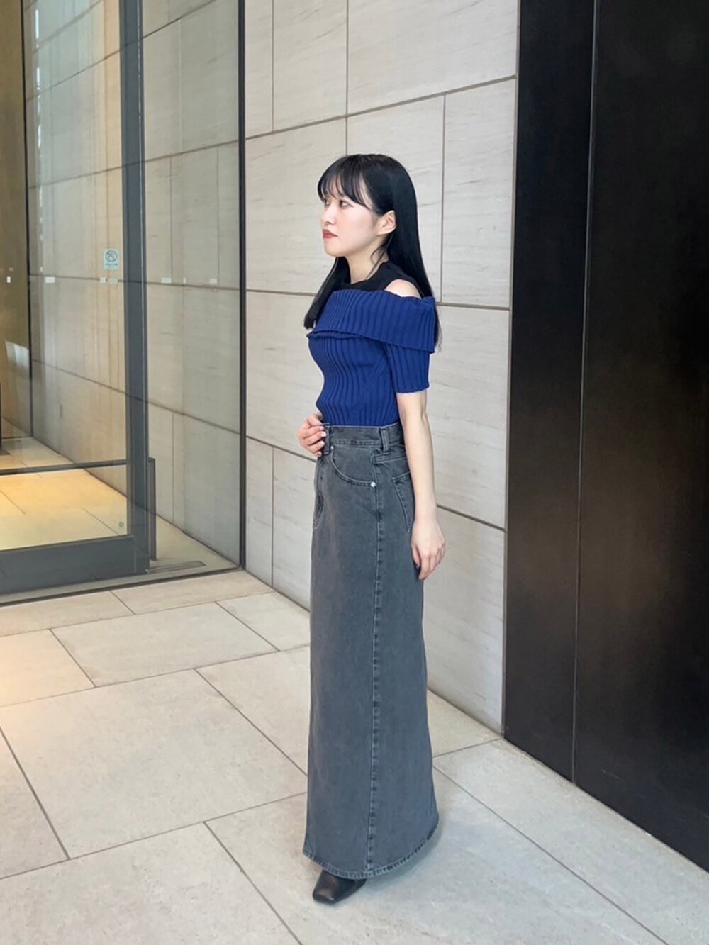 ブルー系のニット/セーターを着用したレディースの春コーディネートの2枚目の写真