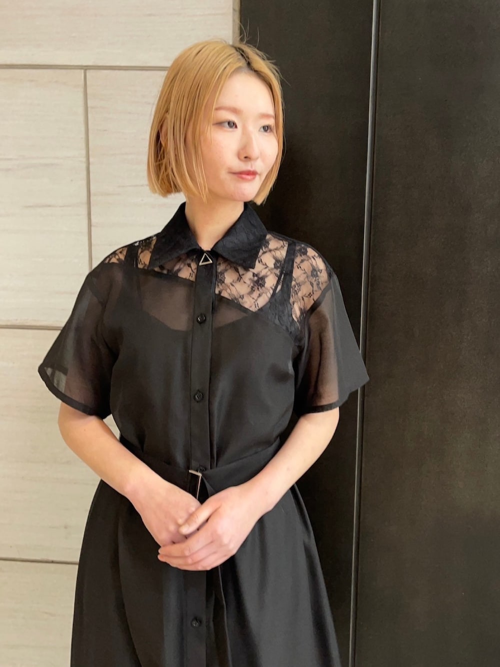 ブラック系のシャツワンピースを着用したレディースの春コーディネートの5枚目の写真