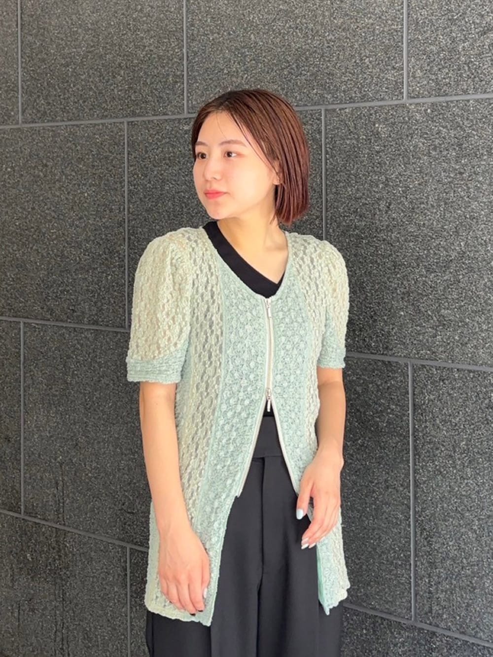 グリーン系のTシャツ/カットソー、ブラック系のスラックス、ブラック系のタンクトップを着用したレディースの夏コーディネートの4枚目の写真