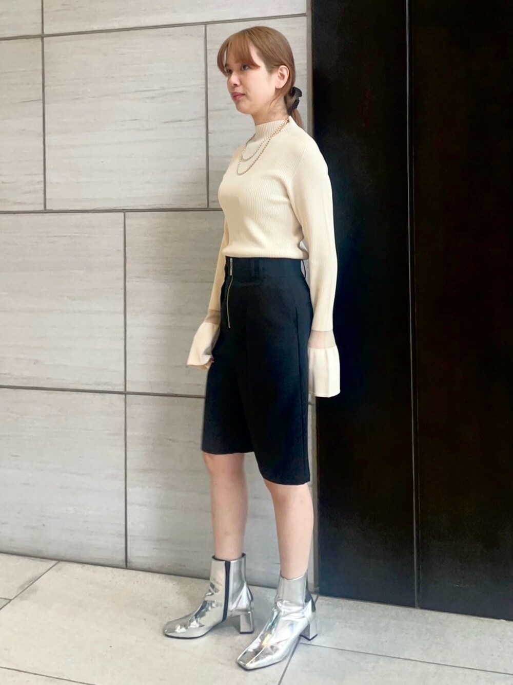 ブラック系のその他パンツ、ベージュ系のニット/セーターを着用したレディースの春コーディネートの2枚目の写真