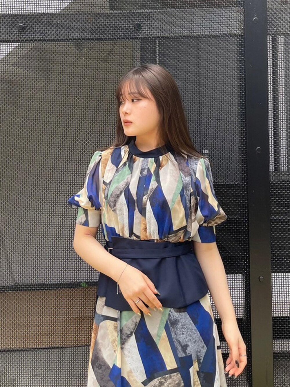 ブルー系のワンピースを着用したレディースの春コーディネートの5枚目の写真