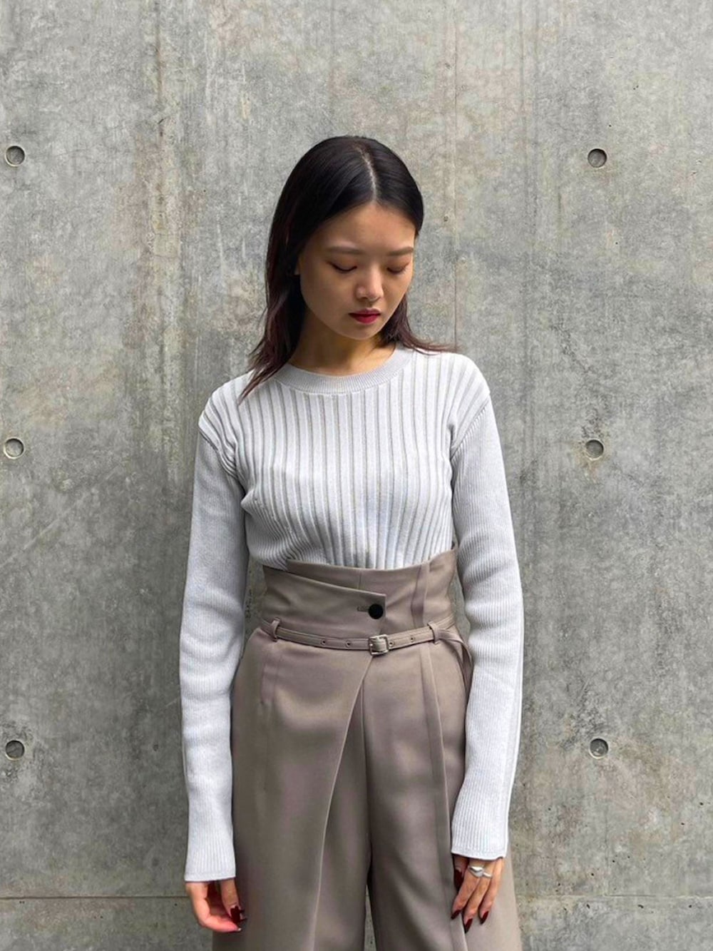 ホワイト系のニット/セーター、ベージュ系のその他パンツを着用したレディースの秋コーディネートの4枚目の写真