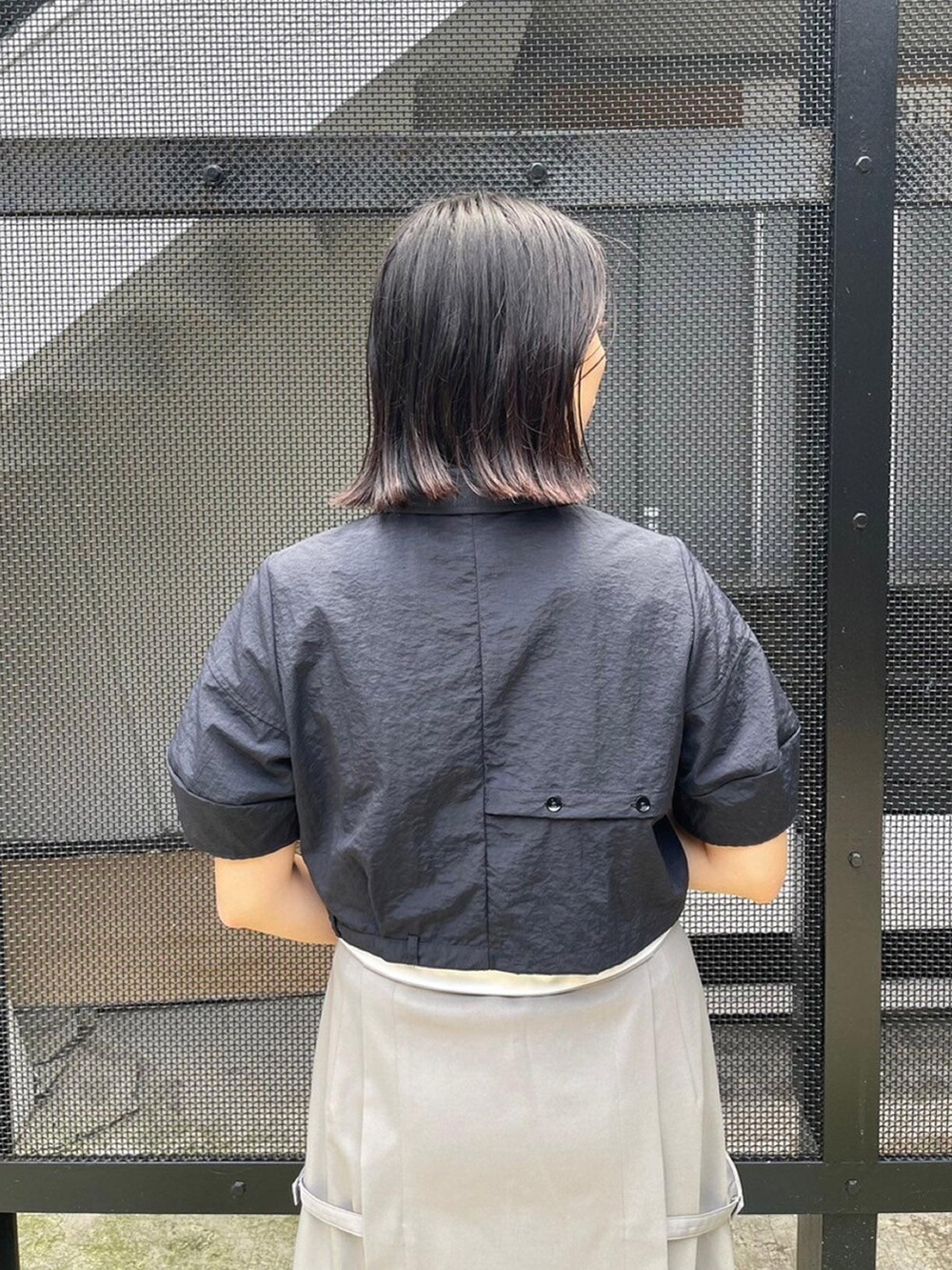 ブラック系のシャツ/ブラウスを着用したレディースの春コーディネートの6枚目の写真