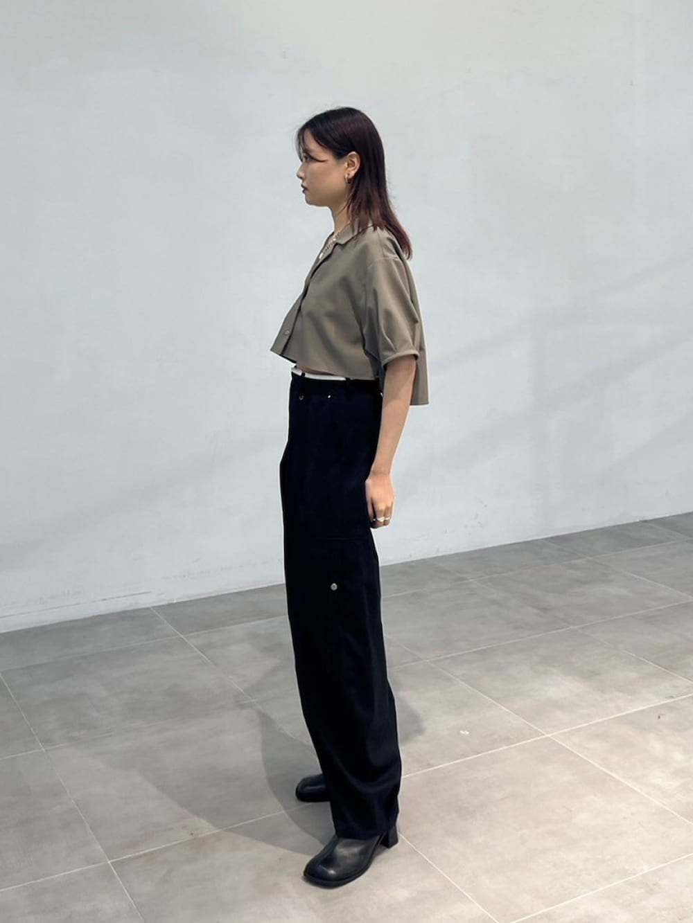 グリーン系のワンピース、ブラック系のその他パンツを着用したレディースの秋コーディネートの2枚目の写真