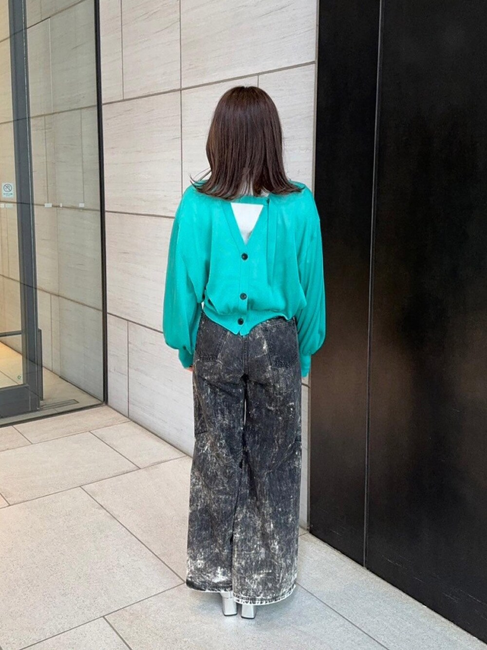 グリーン系のカーディガン/ボレロを着用したレディースの春コーディネートの8枚目の写真