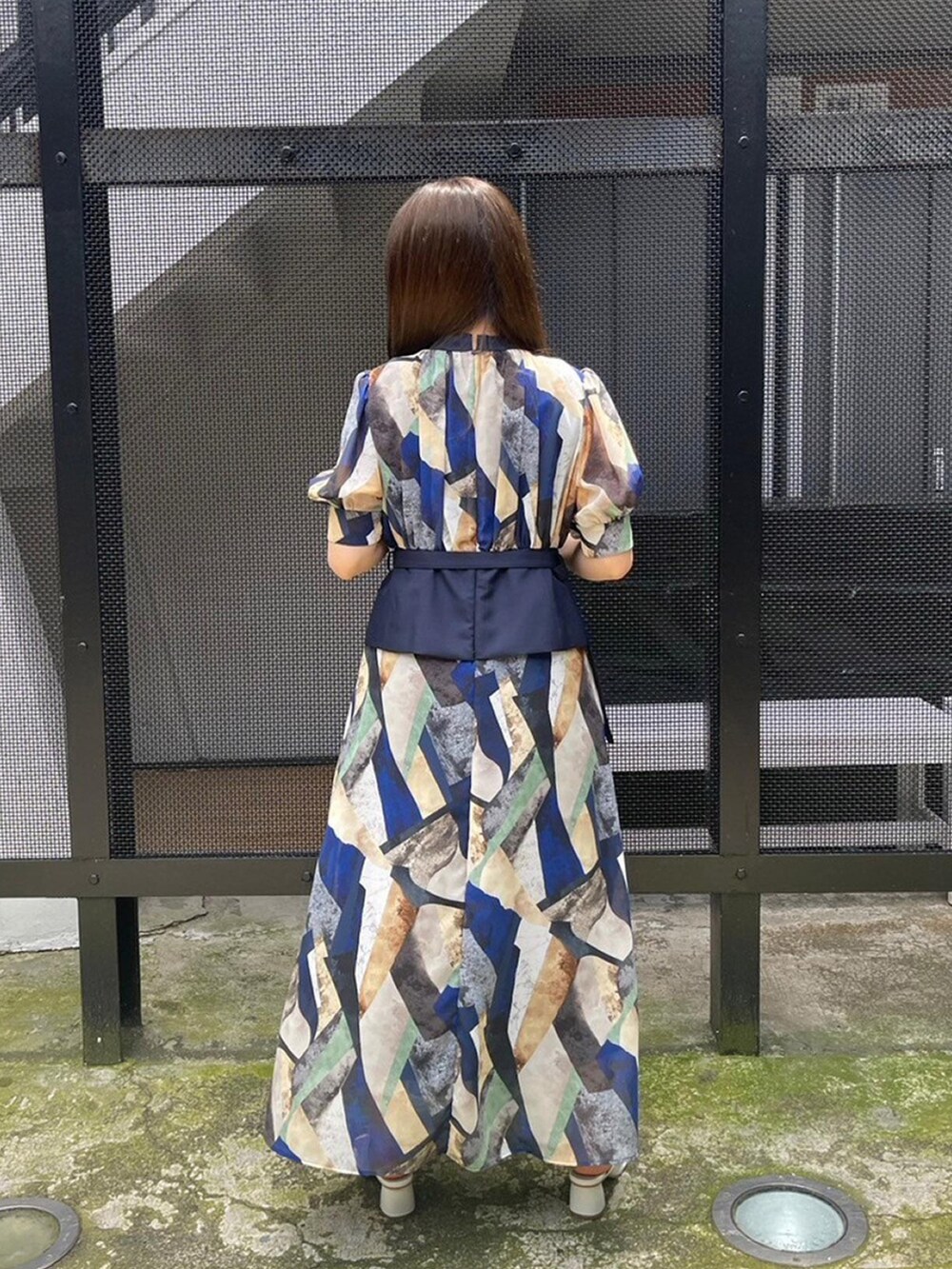 ブルー系のワンピースを着用したレディースの春コーディネートの3枚目の写真