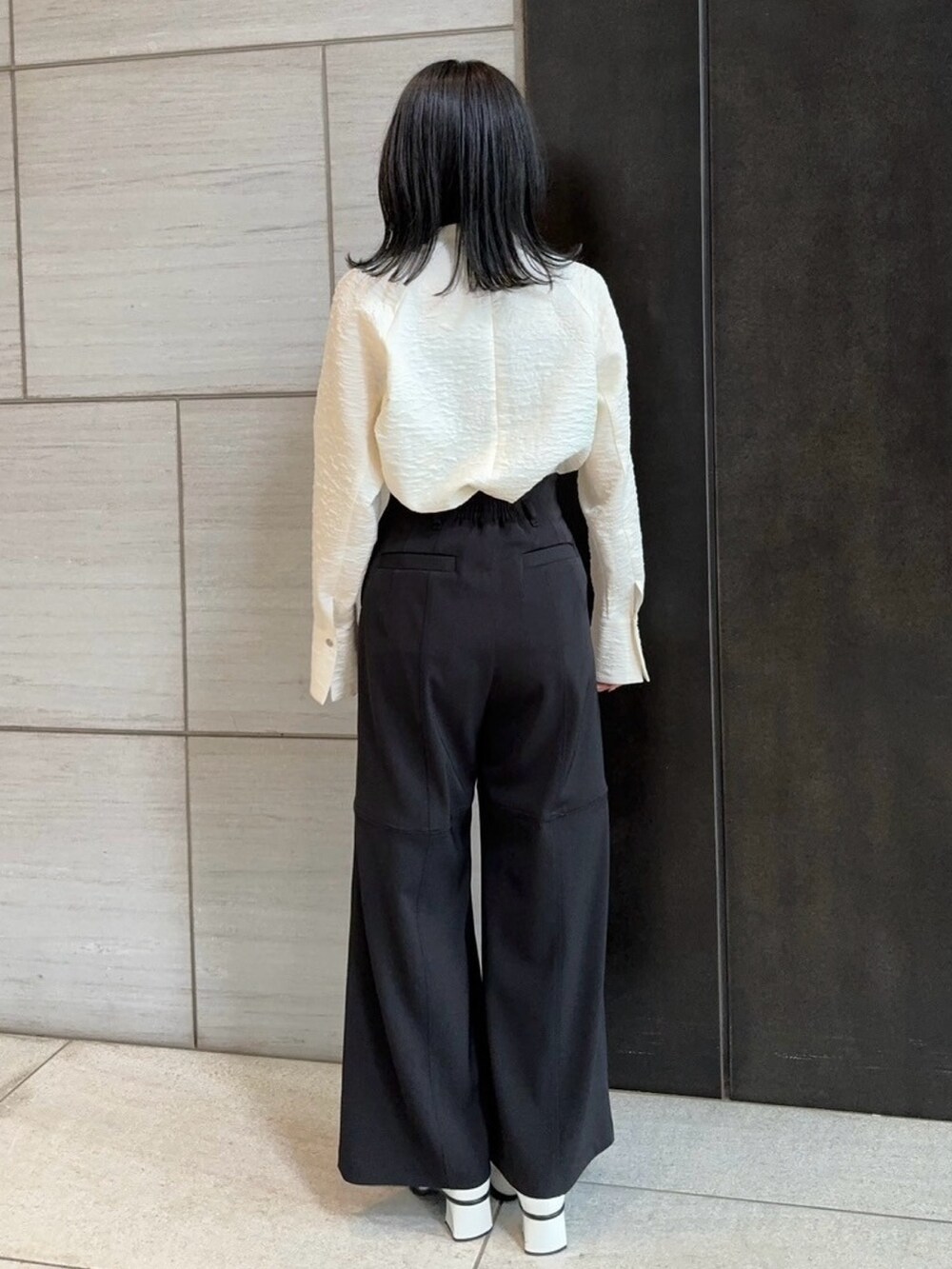 ブラック系のその他パンツ、ホワイト系のシャツ/ブラウスを着用したレディースの春コーディネートの3枚目の写真