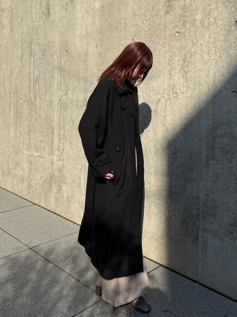 「UNITED TOKYOの【WEB限定】2wayステンコート（ステンカラーコート、ブラック系）」を使った、UNITED TOKYO STAFFさん（レディース・160cm）の秋コーディネートの2枚目の写真