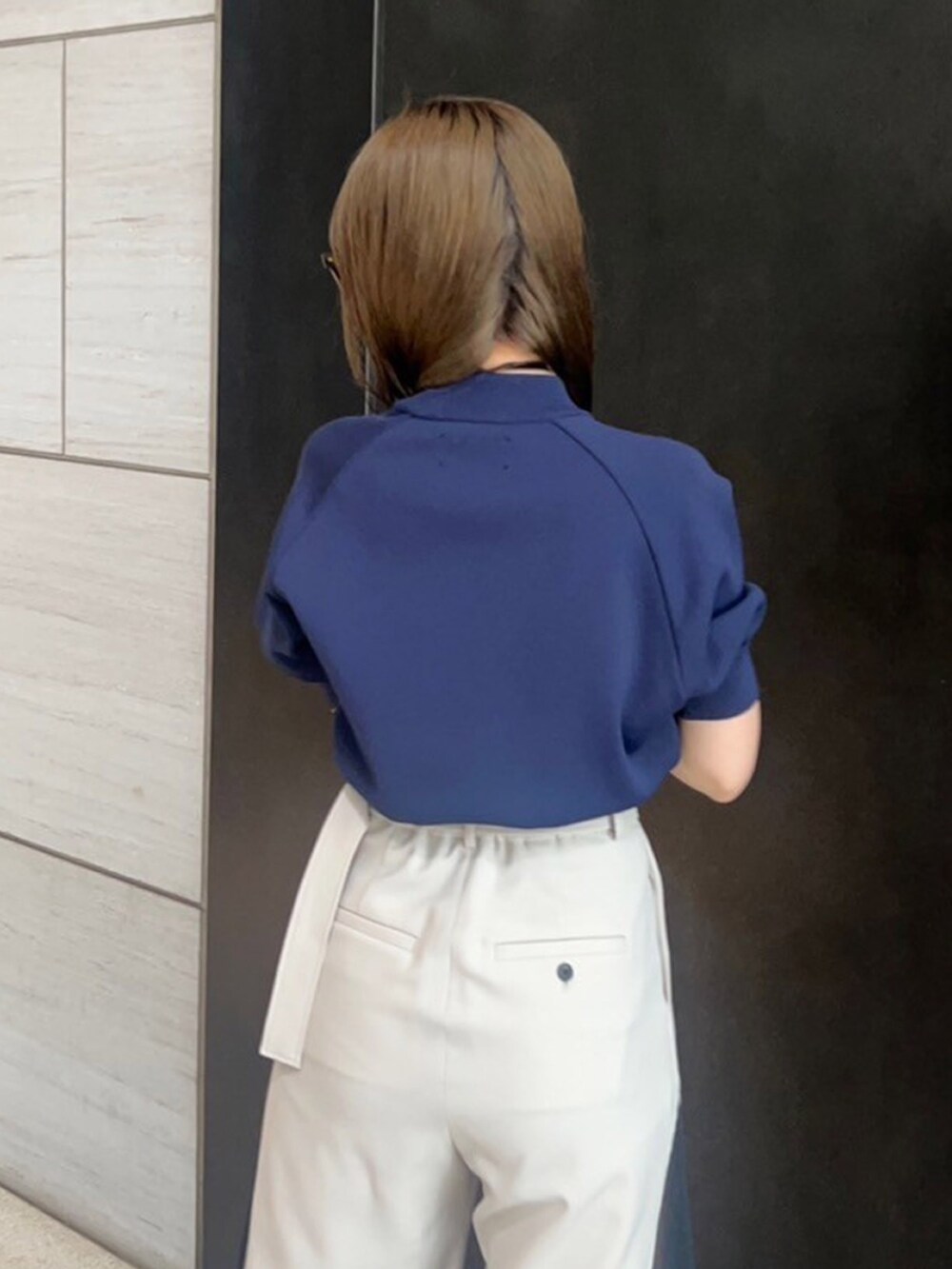 ブルー系のニット/セーターを着用したレディースの春コーディネートの5枚目の写真