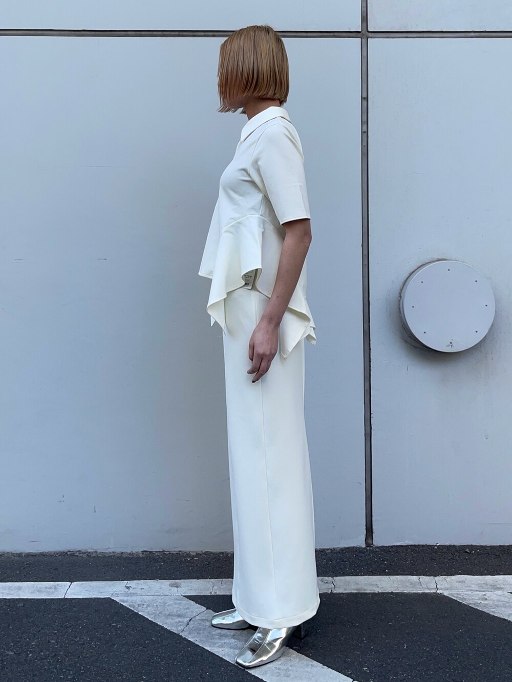 ベージュ系のTシャツ/カットソー、ホワイト系のスカートを着用したレディースの春コーディネートの2枚目の写真