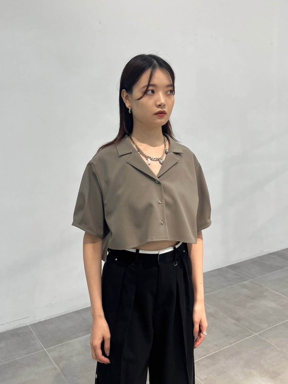 グリーン系のワンピース、ブラック系のその他パンツを着用したレディースの秋コーディネートの4枚目の写真