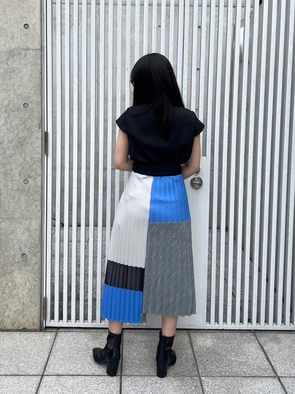 ブラック系のシャツ/ブラウス、ブルー系のスカートを着用したレディースの春コーディネートの3枚目の写真