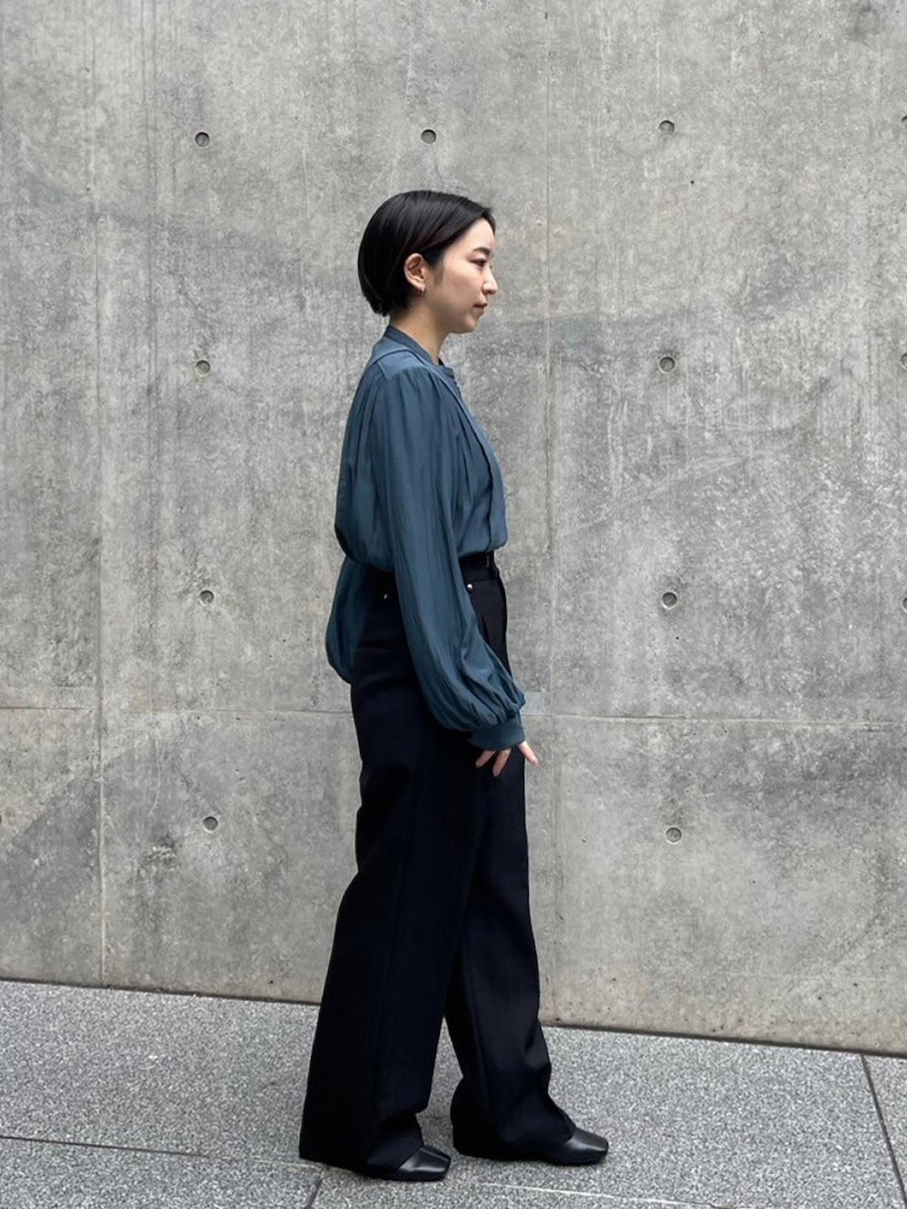 ブルー系のシャツ/ブラウス、ブラック系のその他パンツを着用したレディースの秋コーディネートの2枚目の写真