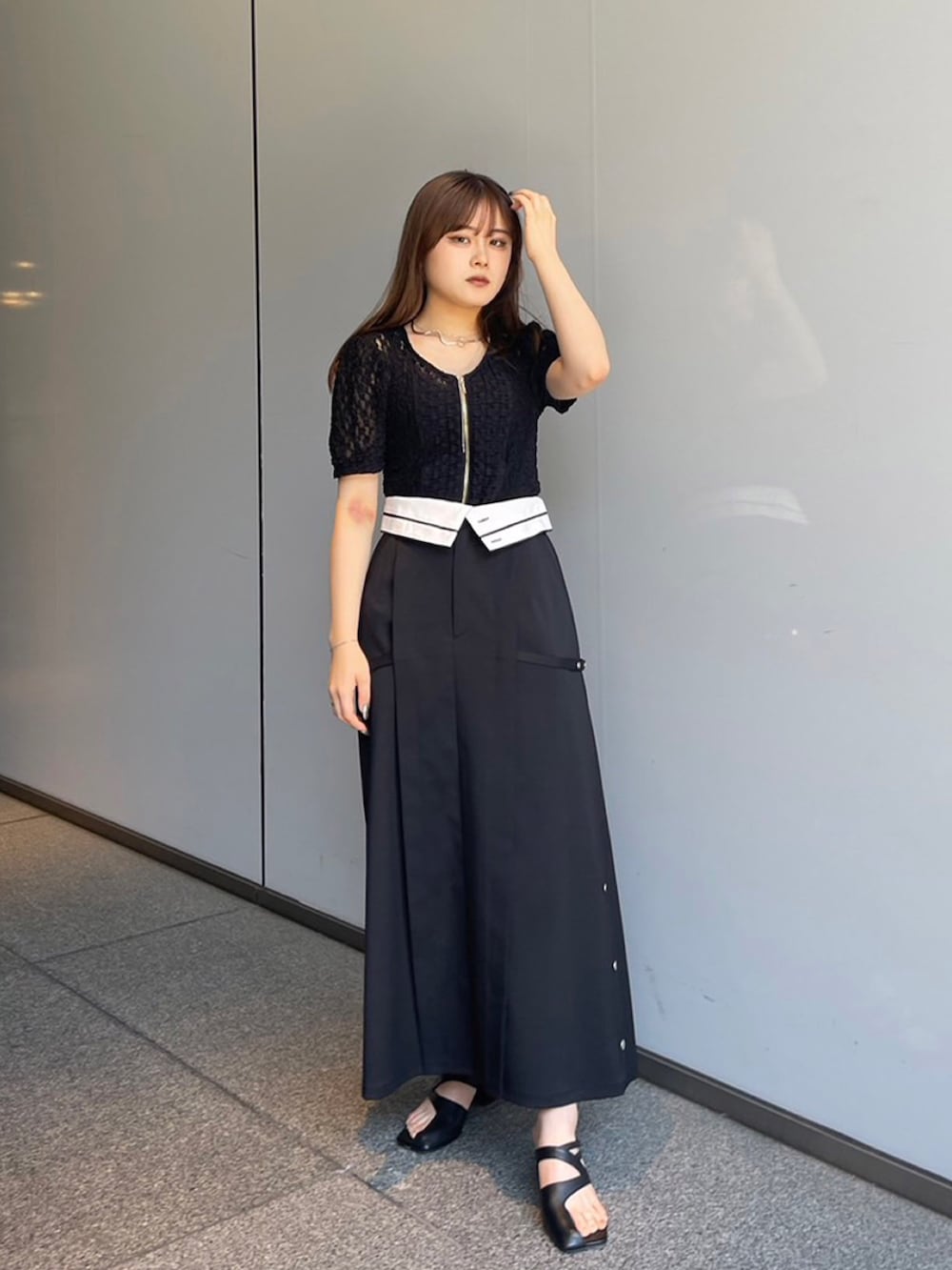 ブラック系のTシャツ/カットソー、ブラック系のスカートを着用したレディースの夏コーディネートの2枚目の写真