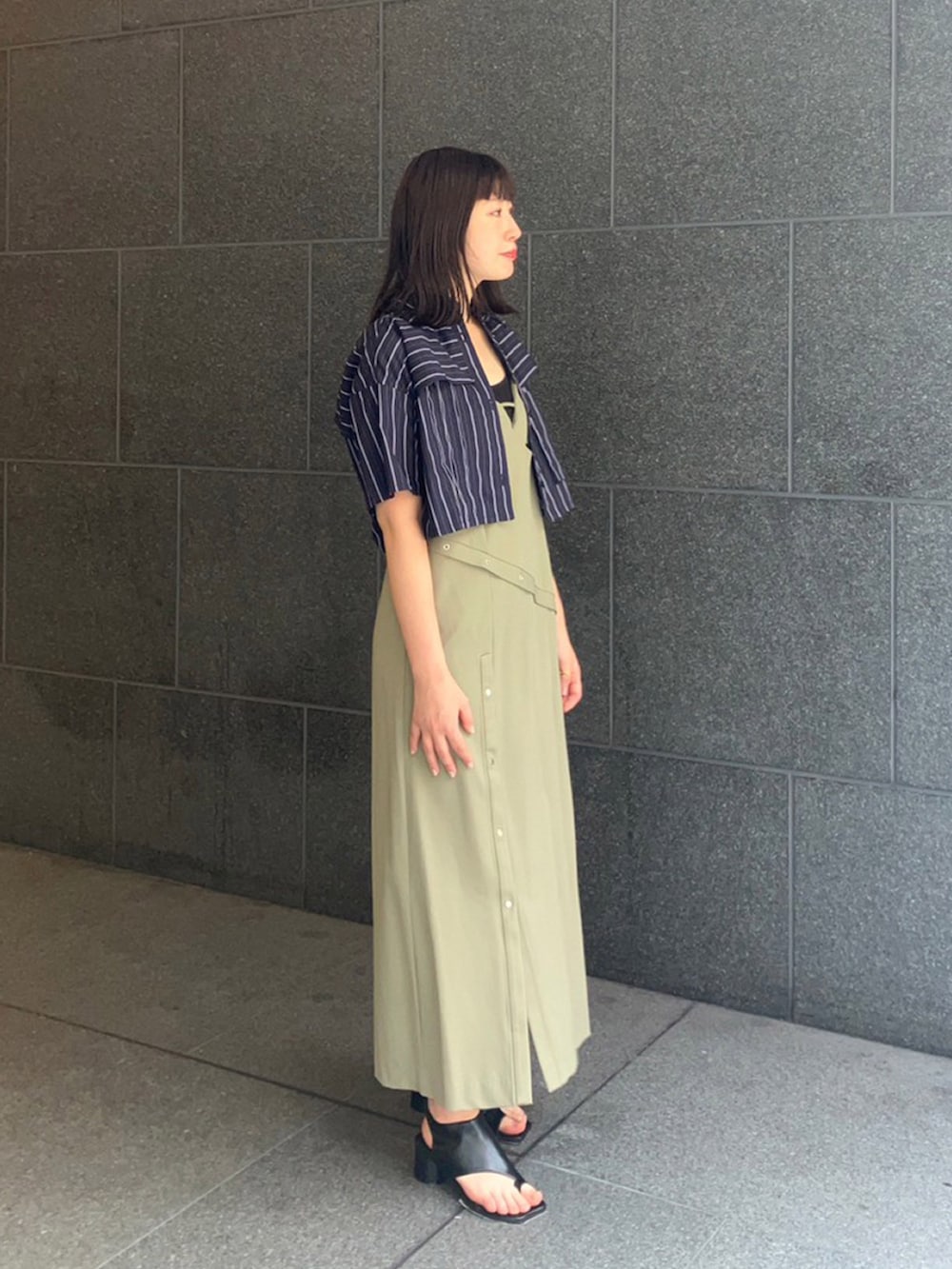 グリーン系のワンピース、ブルー系のシャツ/ブラウスを着用したレディースの夏コーディネートの2枚目の写真