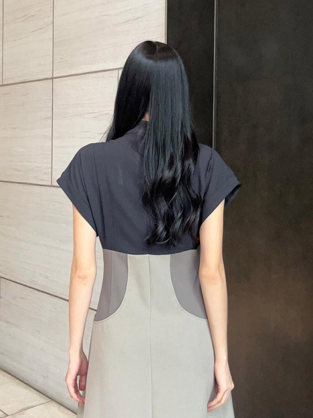 ブラック系のワンピースを着用したレディースの春コーディネートの6枚目の写真