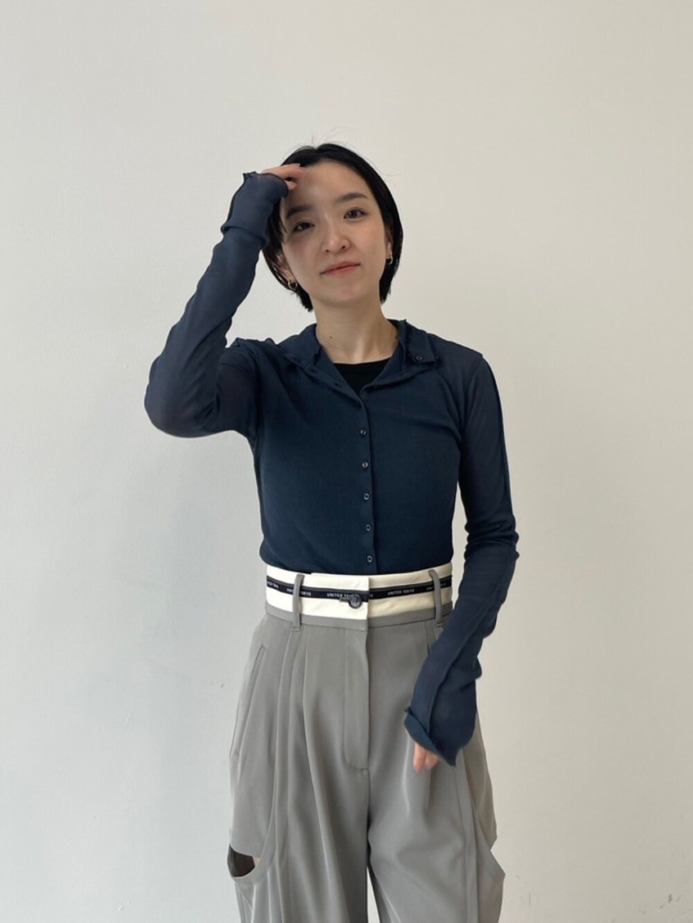 「UNITED TOKYOのフロントボタンシアーカットソー（Tシャツ/カットソー、グレー系）」を使った、UNITED TOKYO STAFFさん（レディース・150cm）の秋コーディネートの4枚目の写真