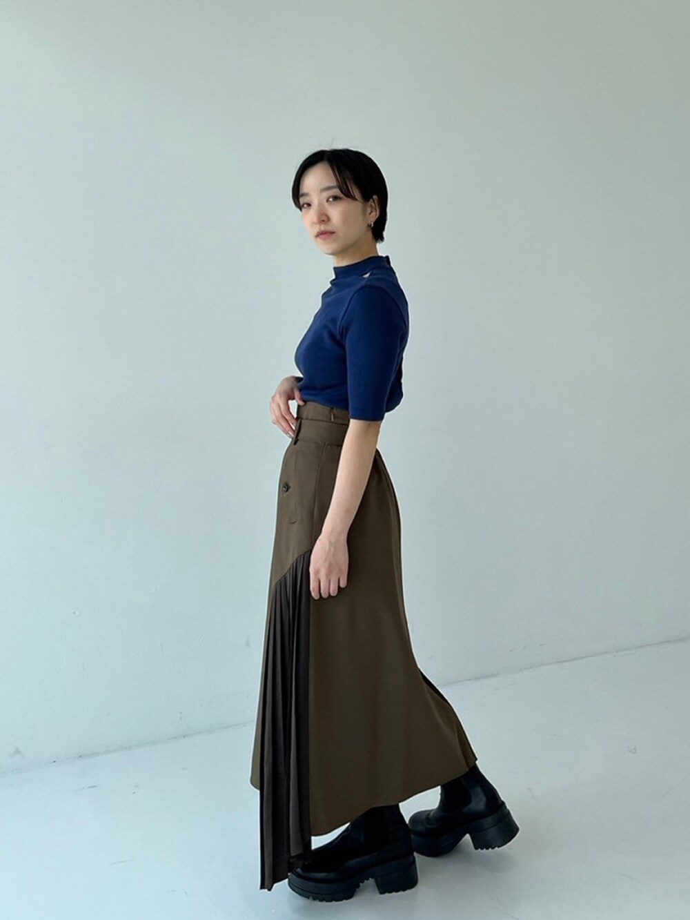 ブルー系のTシャツ/カットソー、ブラウン系のスカートを着用したレディースの秋コーディネートの2枚目の写真