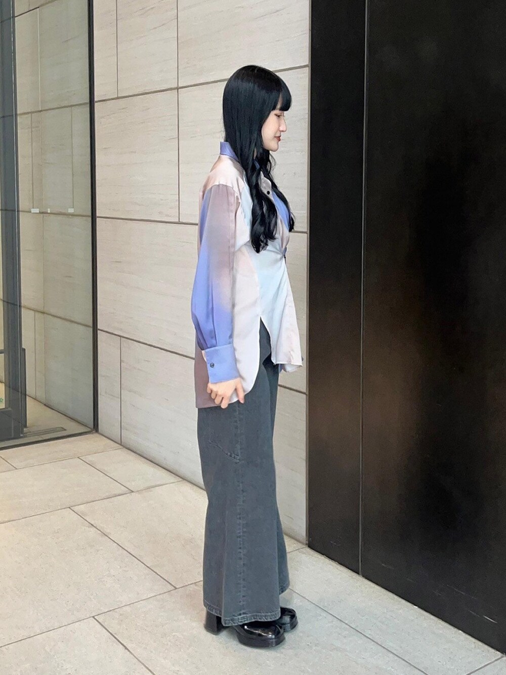 パープル系のシャツ/ブラウス、ブラック系のデニムパンツを着用したレディースの春コーディネートの4枚目の写真