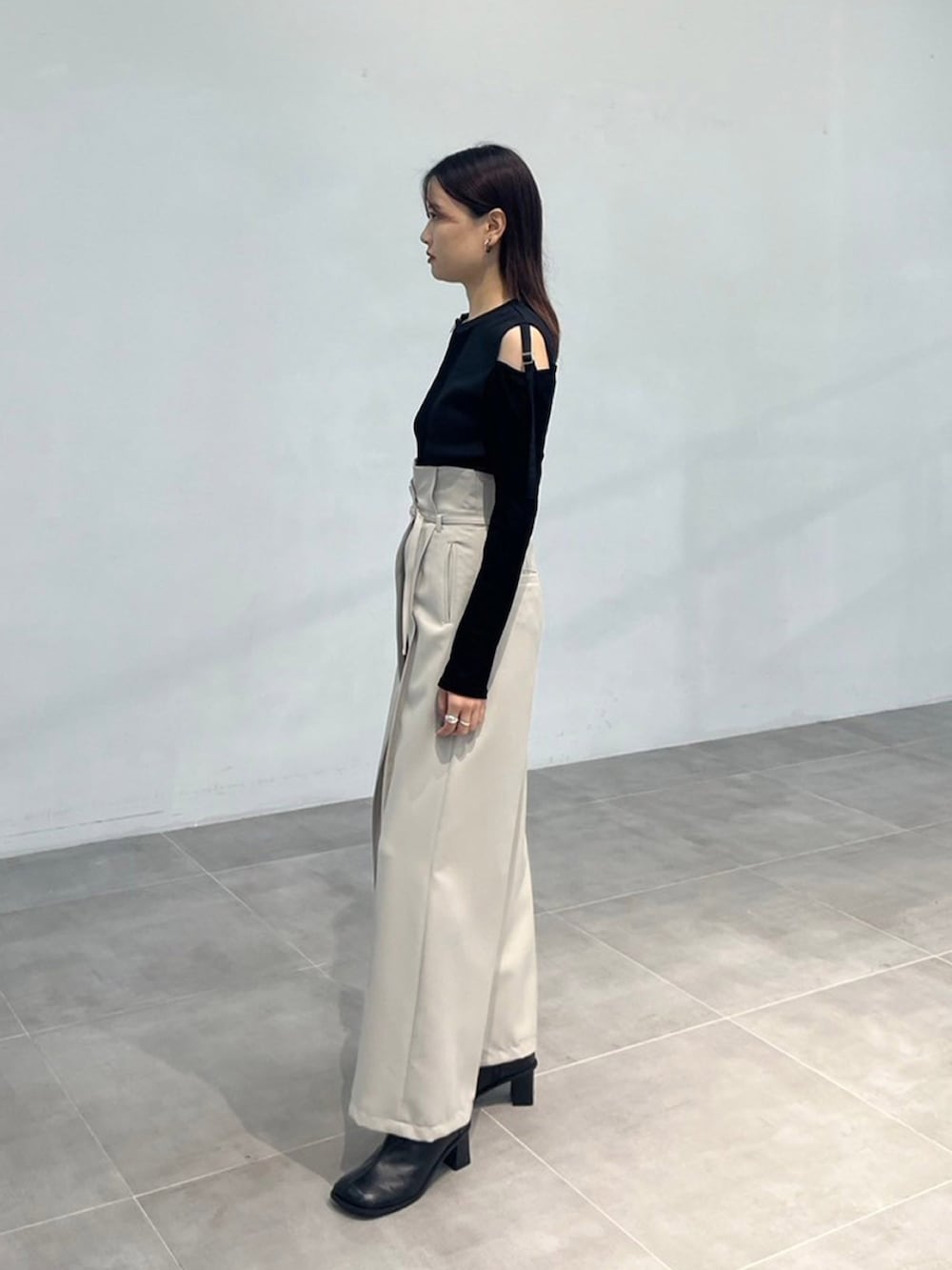 ブラック系のTシャツ/カットソー、グレー系のスラックスを着用したレディースの秋コーディネートの2枚目の写真