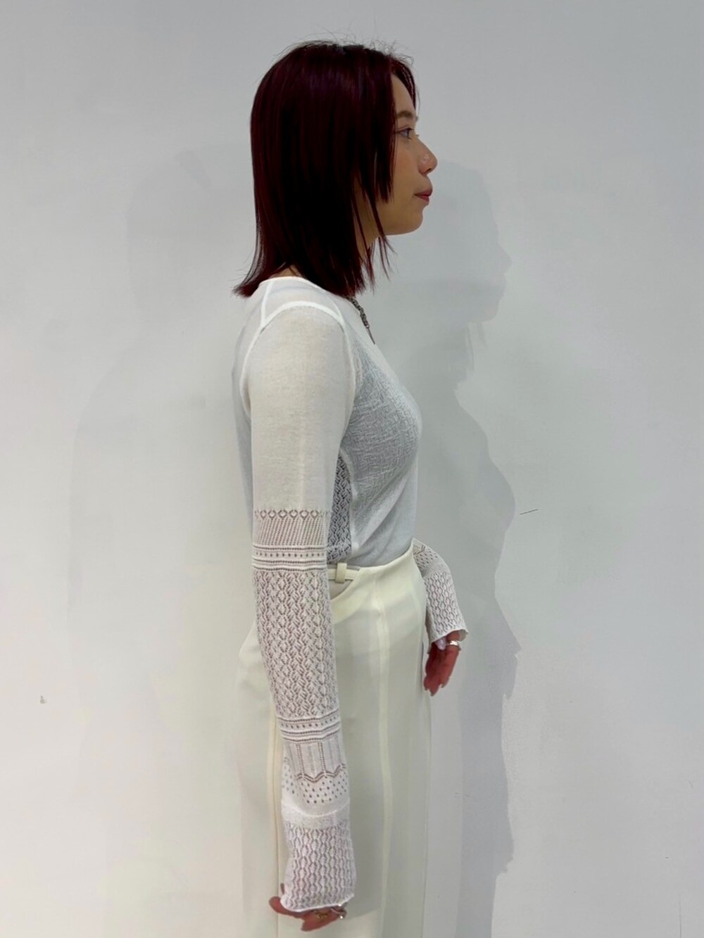ホワイト系のニット/セーター、ホワイト系のスカートを着用したレディースの春コーディネートの8枚目の写真