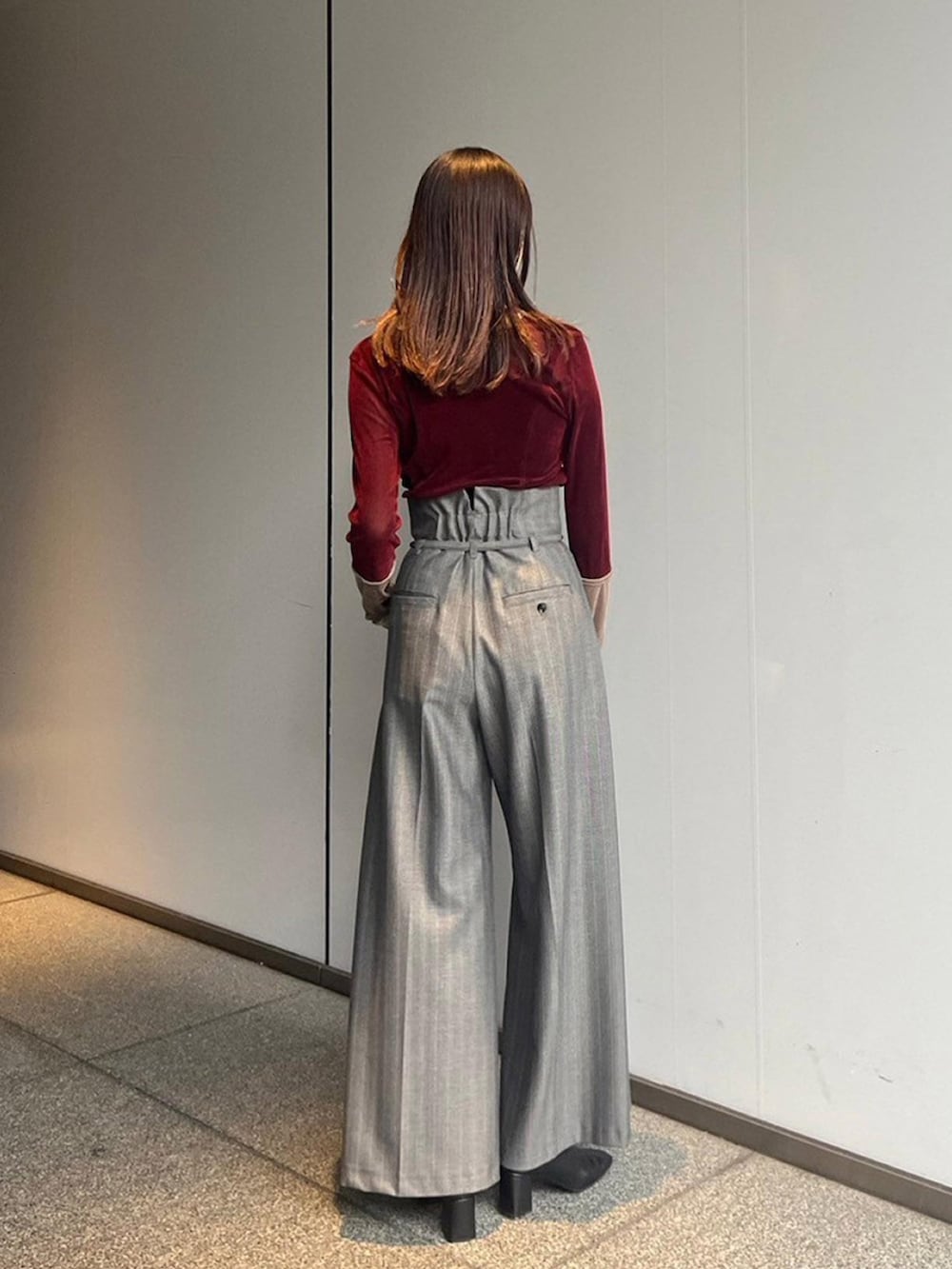 レッド系のTシャツ/カットソー、その他のその他パンツを着用したレディースの秋コーディネートの3枚目の写真