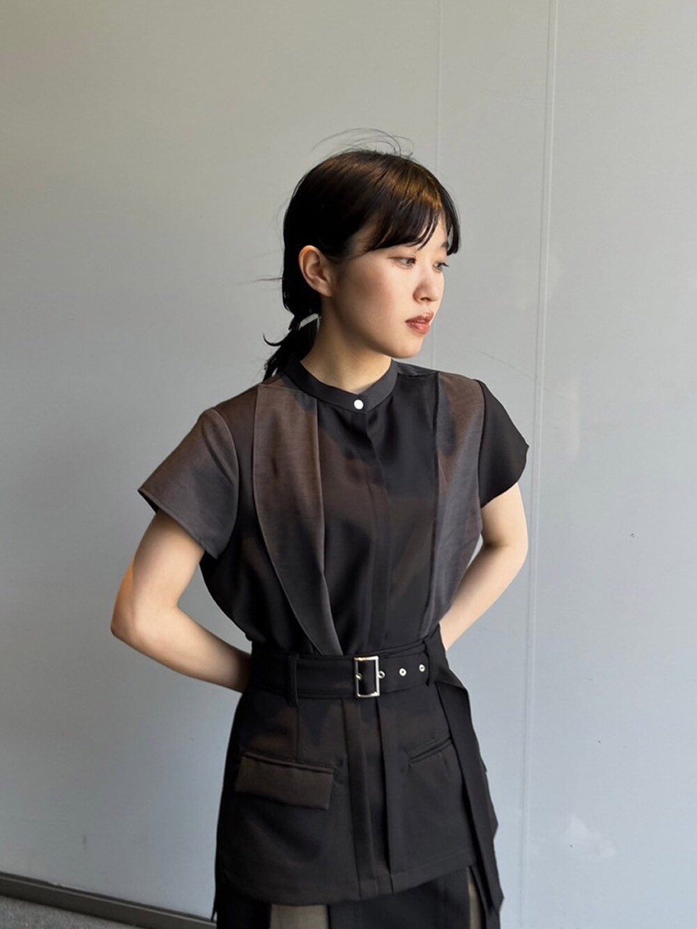 ブラック系のシャツ/ブラウス、ブラック系のスカートを着用したレディースの夏コーディネートの2枚目の写真