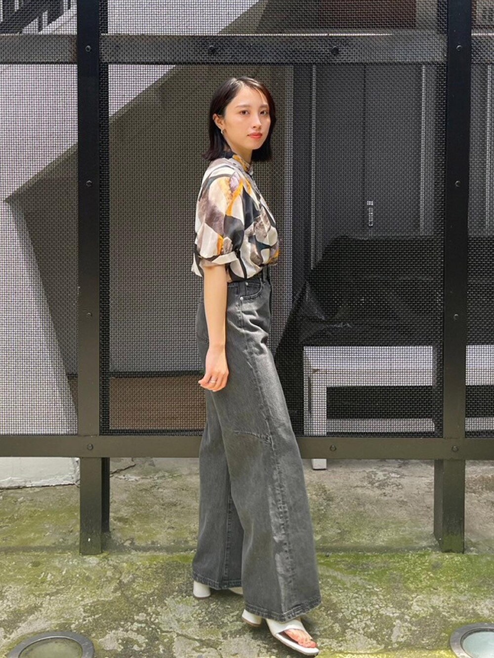 イエロー系のシャツ/ブラウス、ブラック系のデニムパンツを着用したレディースの春コーディネートの4枚目の写真