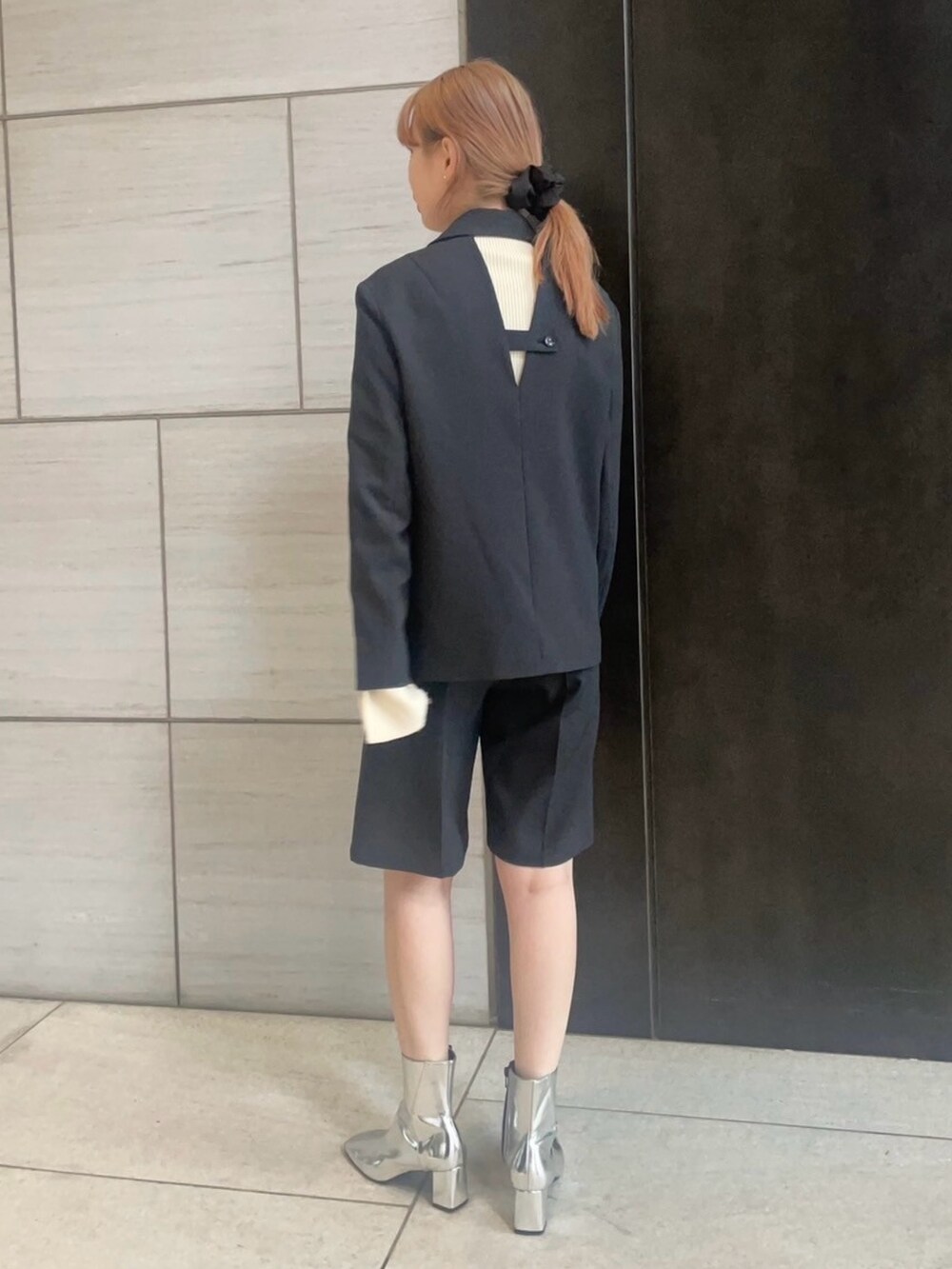 ブラック系のテーラードジャケット、ブラック系のその他パンツを着用したレディースの春コーディネートの3枚目の写真