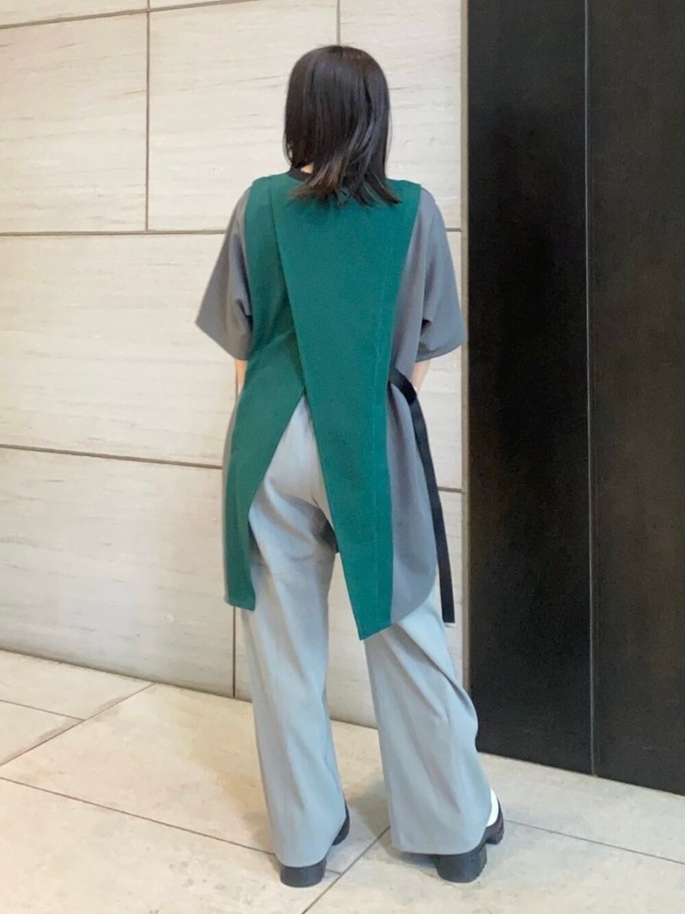 グリーン系のTシャツ/カットソー、グレー系のその他パンツを着用したレディースの春コーディネートの3枚目の写真