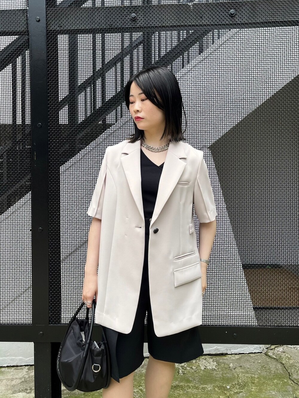 ブラック系のその他パンツ、ブラック系のタンクトップ、ベージュ系のテーラードジャケットを着用したレディースの春コーディネートの4枚目の写真