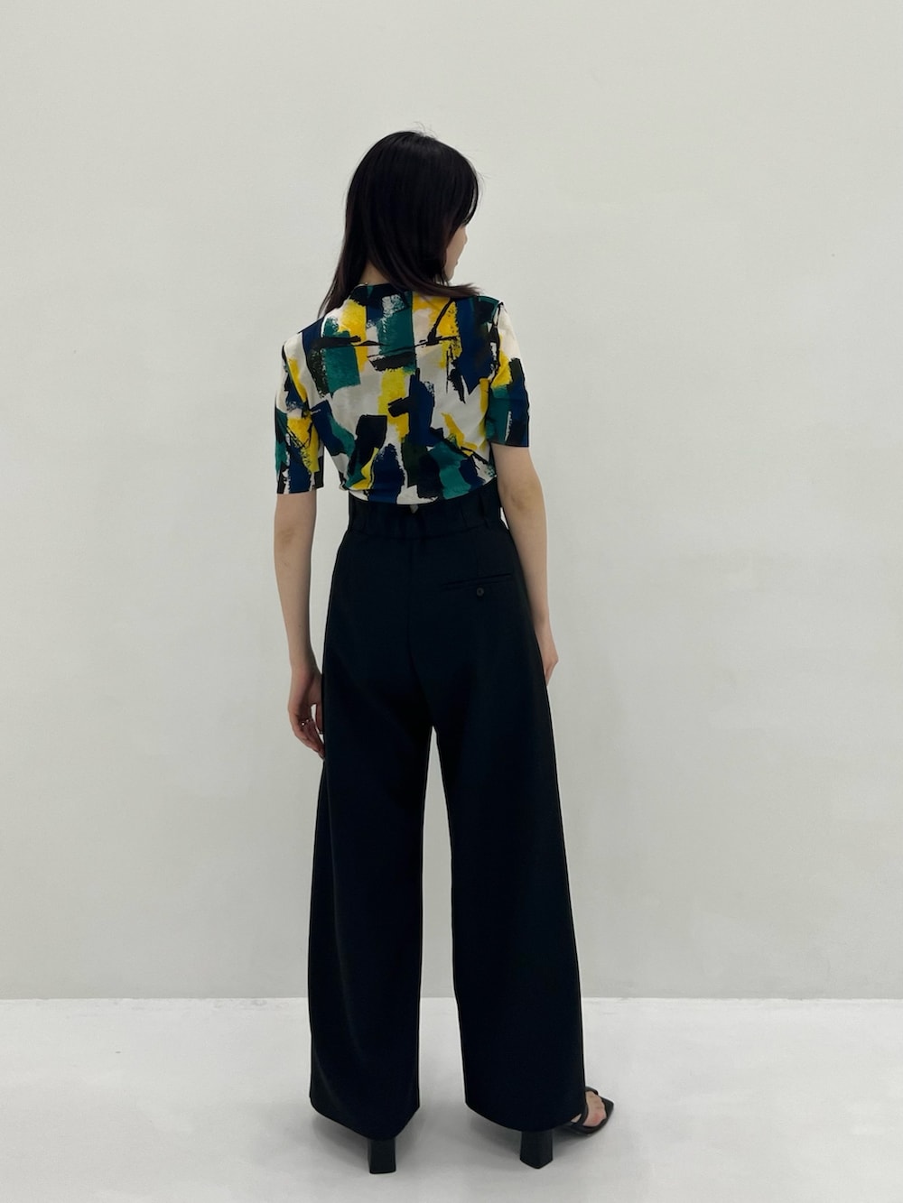 ブルー系のTシャツ/カットソー、ブラック系のその他パンツを着用したレディースの春コーディネートの4枚目の写真