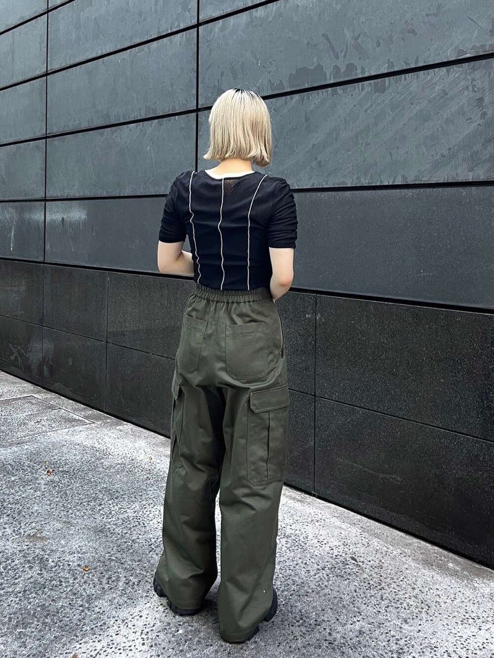 ブラック系のTシャツ/カットソー、グリーン系のカーゴパンツを着用したレディースの夏コーディネートの3枚目の写真