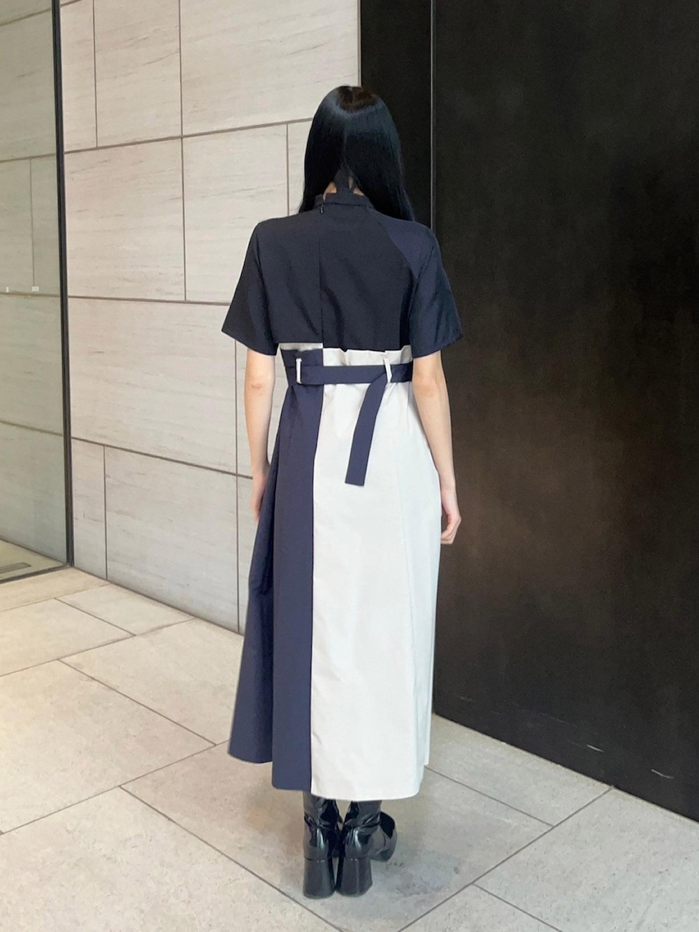 「UNITED TOKYOのアーティクルコンビワンピース（ワンピース、ブラック系）」を使った、UNITED TOKYO STAFFさん（レディース・165cm）の春コーディネートの3枚目の写真