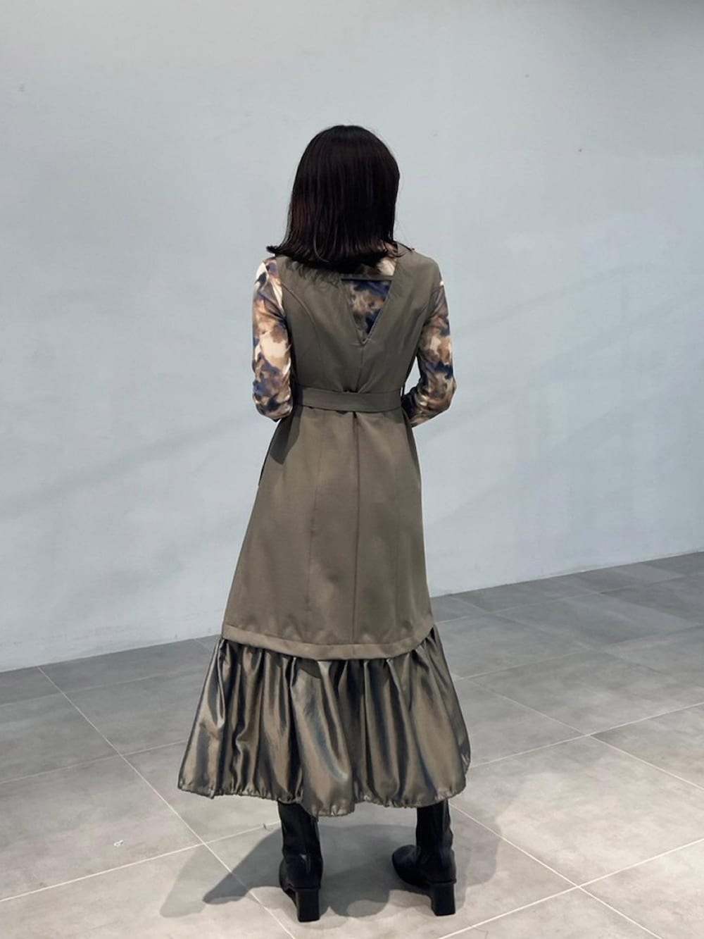 ベージュ系のTシャツ/カットソー、グリーン系のワンピースを着用したレディースの秋コーディネートの3枚目の写真