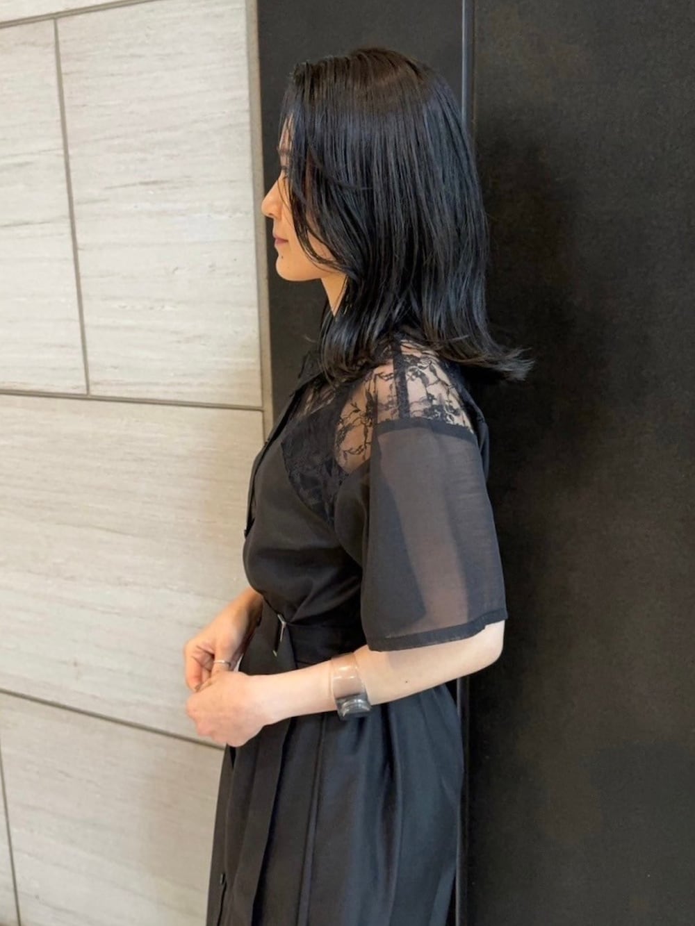 ブラック系のシャツワンピースを着用したレディースの春コーディネートの6枚目の写真