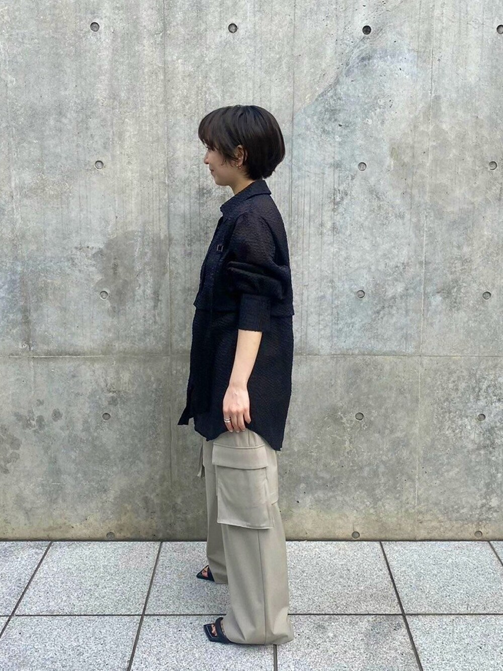 ベージュ系のカーゴパンツを着用したレディースの春コーディネートの4枚目の写真