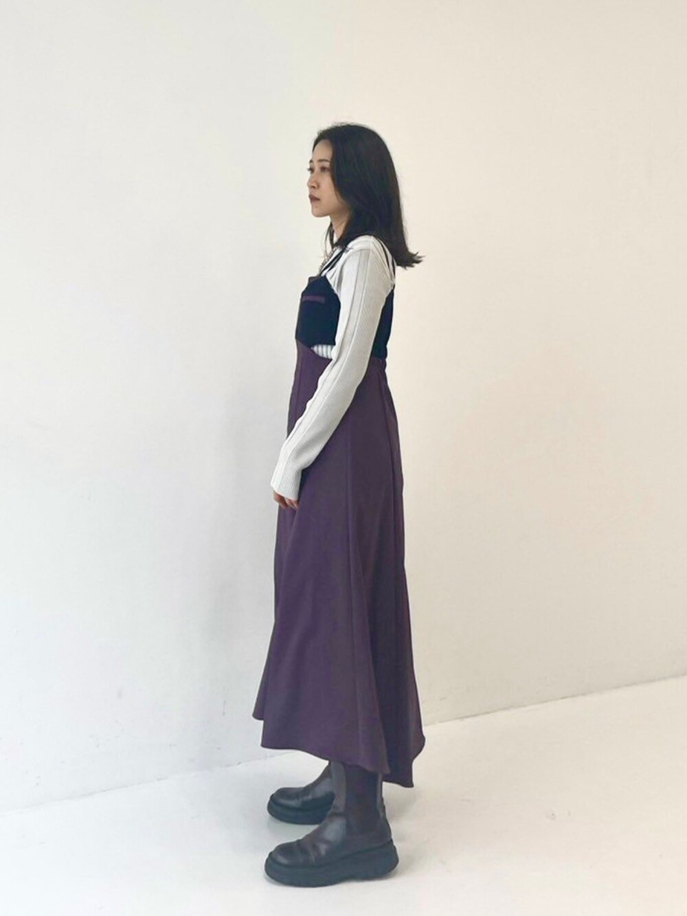 パープル系のワンピースを着用したレディースの秋コーディネートの2枚目の写真