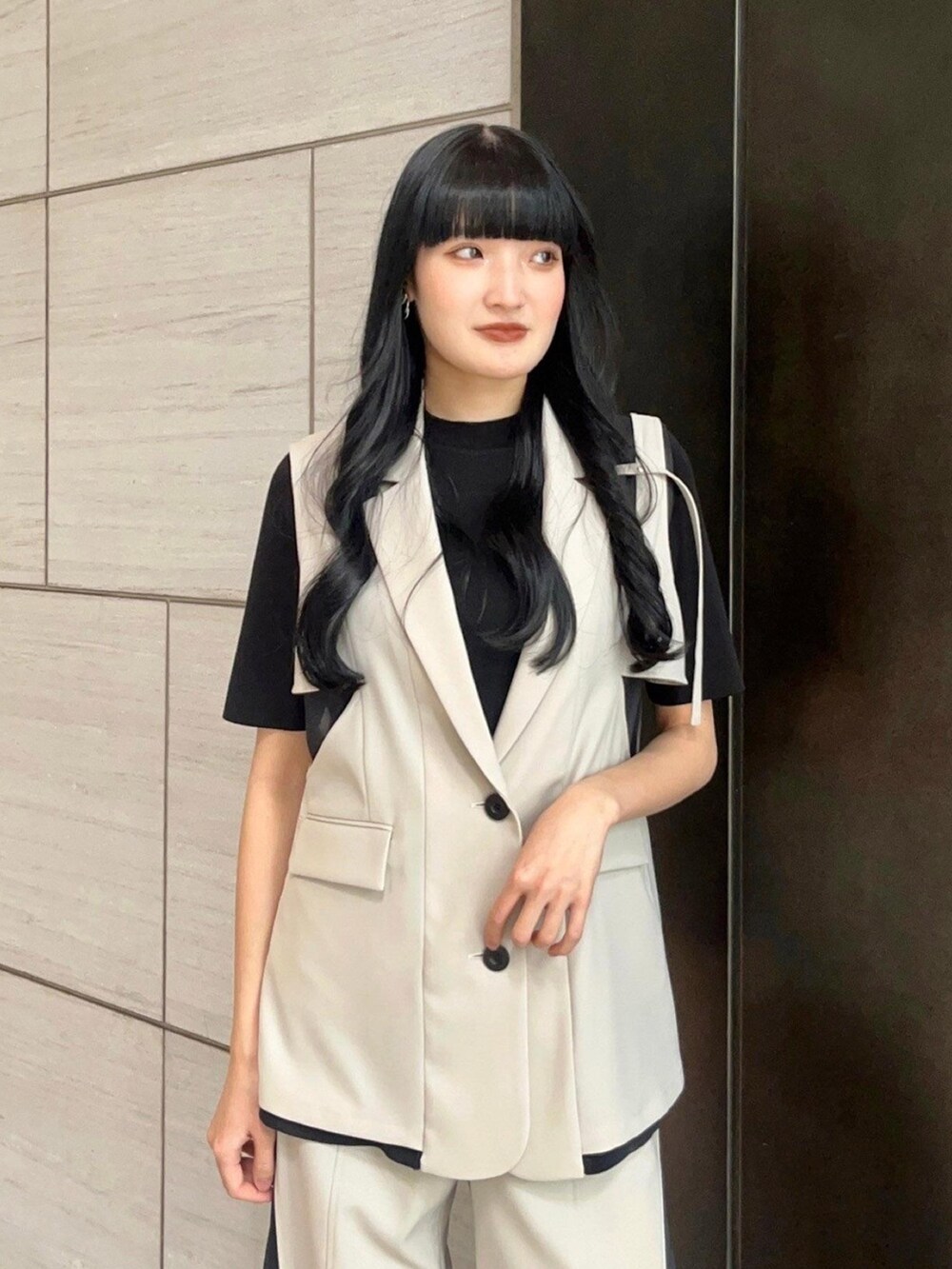 ベージュ系のベスト、ベージュ系のその他パンツを着用したレディースの春コーディネートの4枚目の写真