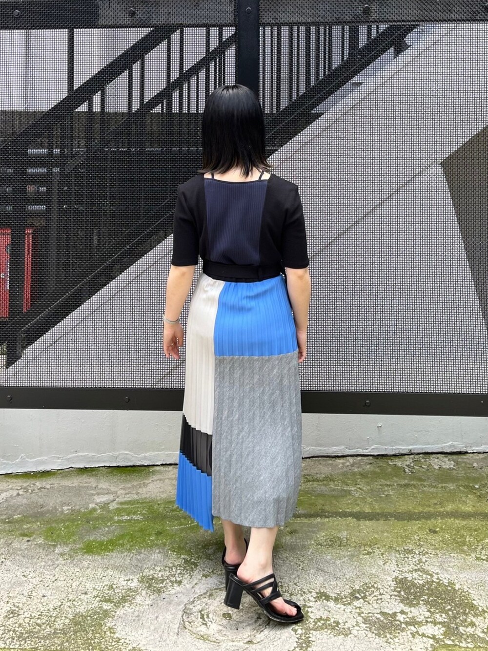 ブラック系のTシャツ/カットソー、ブルー系のスカートを着用したレディースの春コーディネートの3枚目の写真