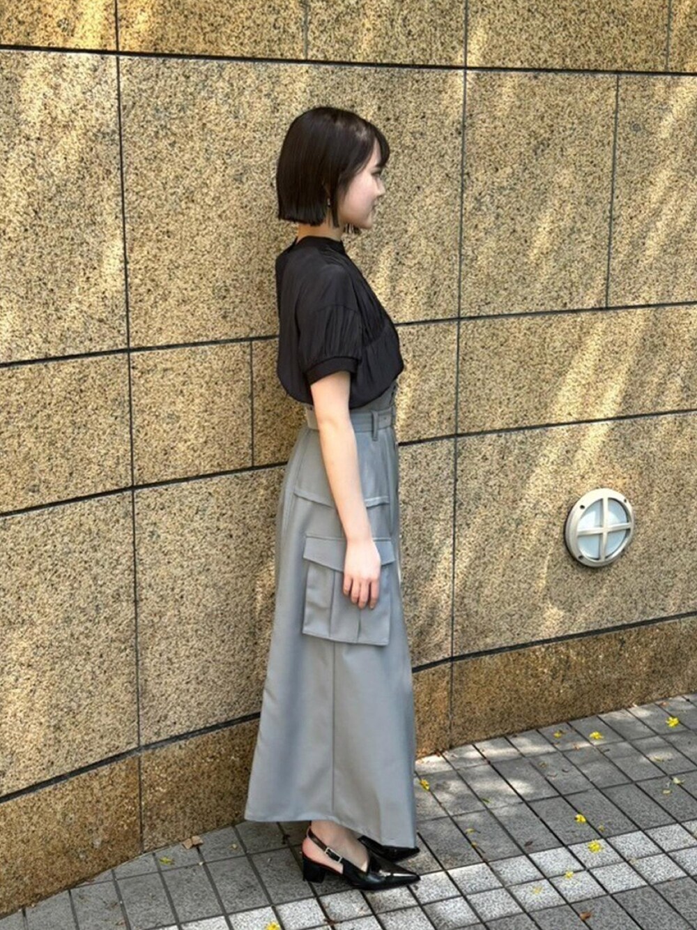 ブラック系のシャツ/ブラウス、グレー系のスカートを着用したレディースの春コーディネートの4枚目の写真