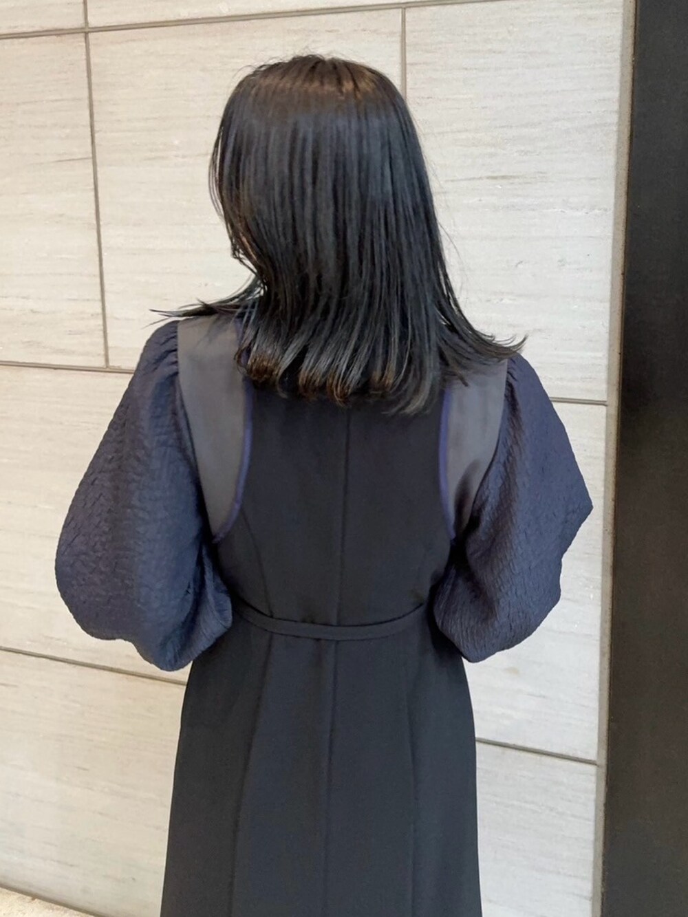 ブラック系のワンピースを着用したレディースの春コーディネートの5枚目の写真
