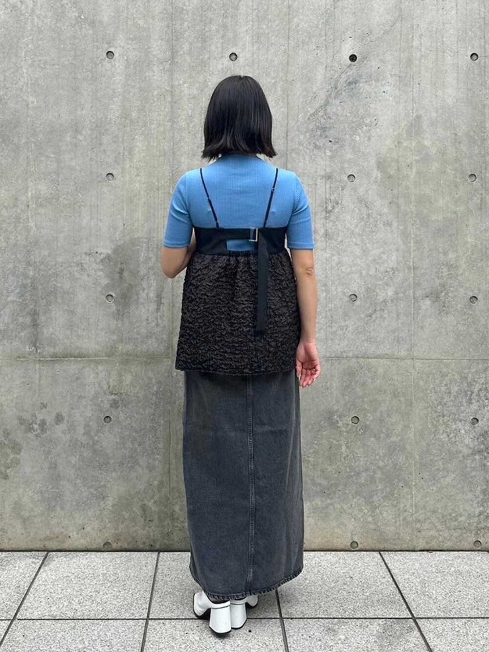 ブラック系のキャミソール、ブルー系のTシャツ/カットソーを着用したレディースの春コーディネートの3枚目の写真