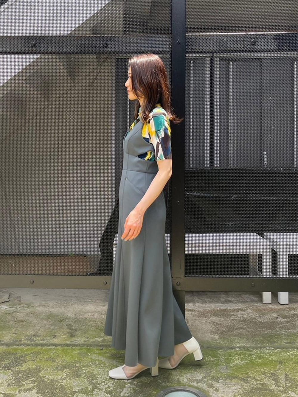 ブルー系のTシャツ/カットソー、グレー系のジャンパースカートを着用したレディースの春コーディネートの4枚目の写真