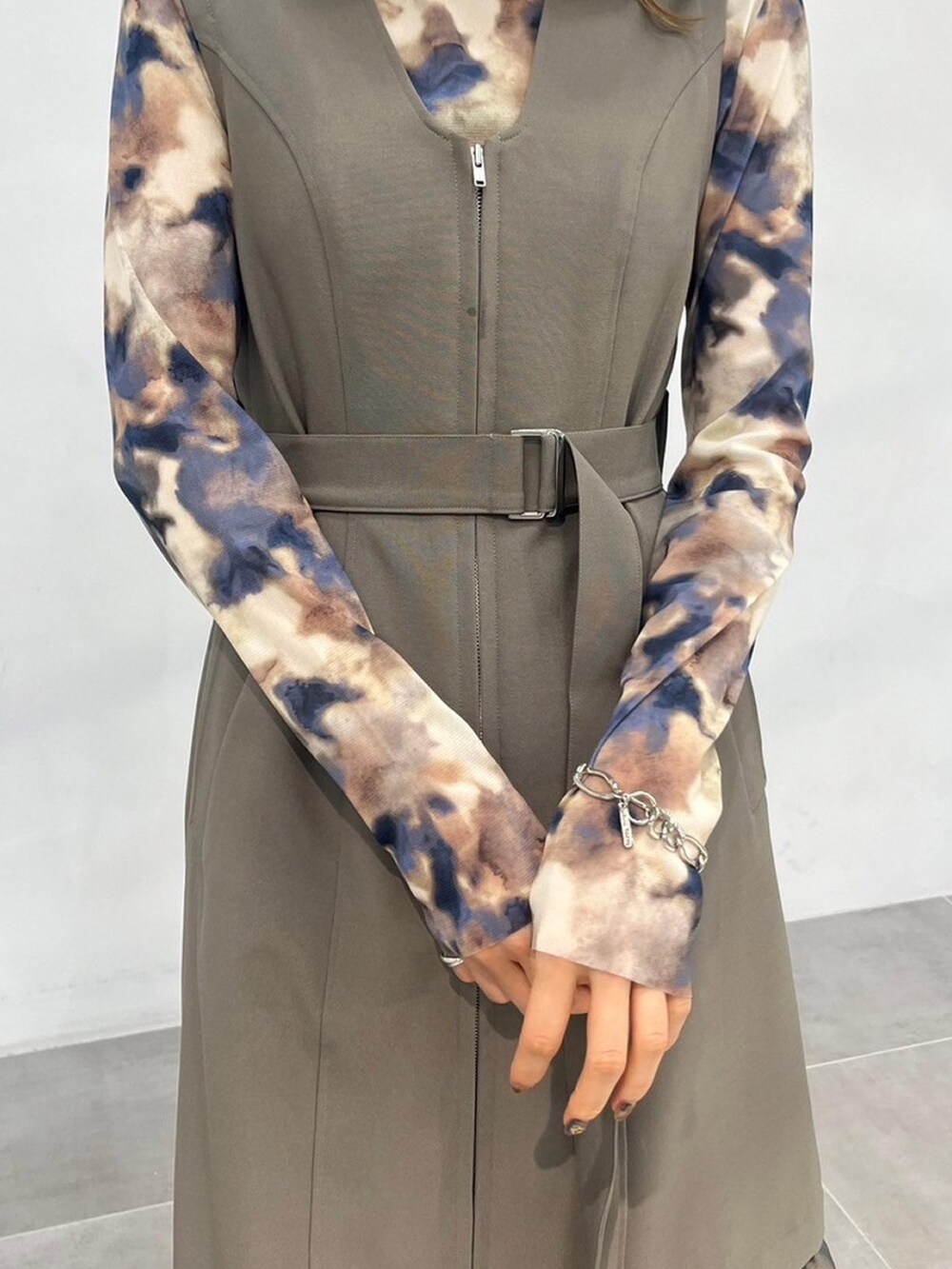 ベージュ系のTシャツ/カットソー、グリーン系のワンピースを着用したレディースの秋コーディネートの5枚目の写真