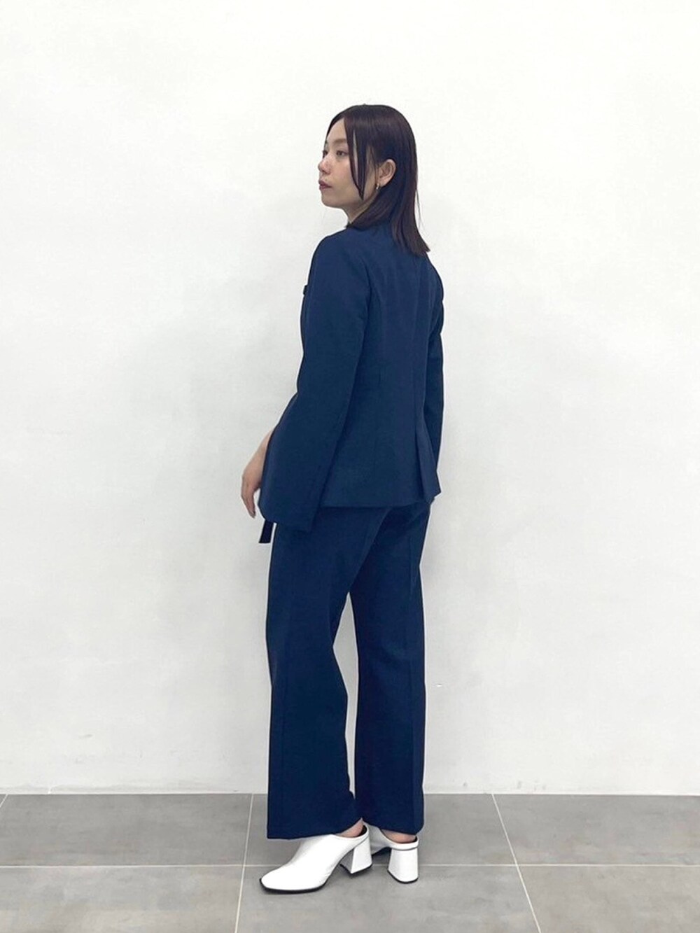 ブルー系のセットアップ、ブルー系のスラックスを着用したレディースの春コーディネートの2枚目の写真