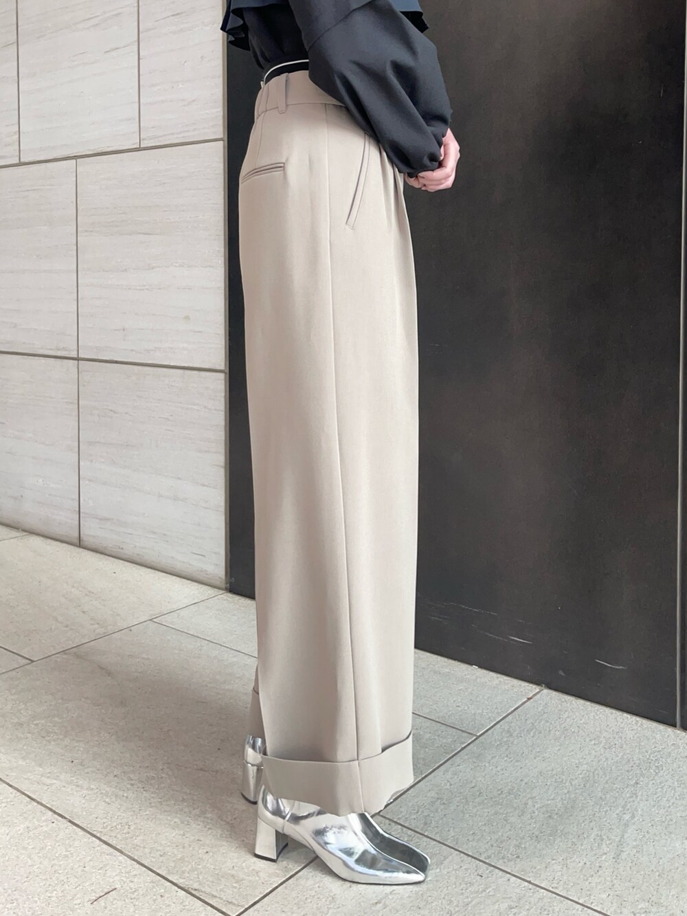 ブラック系のシャツ/ブラウス、ベージュ系のその他パンツを着用したレディースの春コーディネートの10枚目の写真