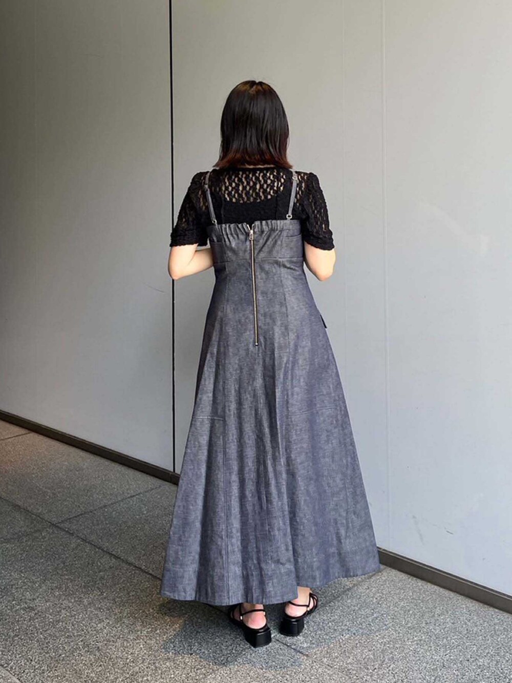 ブラック系のTシャツ/カットソー、ブルー系のジャンパースカートを着用したレディースの夏コーディネートの3枚目の写真