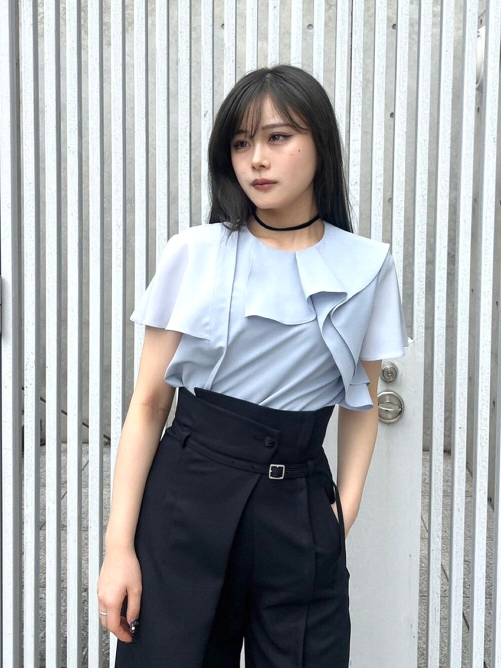 ブルー系のシャツ/ブラウス、ブラック系のスラックスを着用したレディースの春コーディネートの5枚目の写真