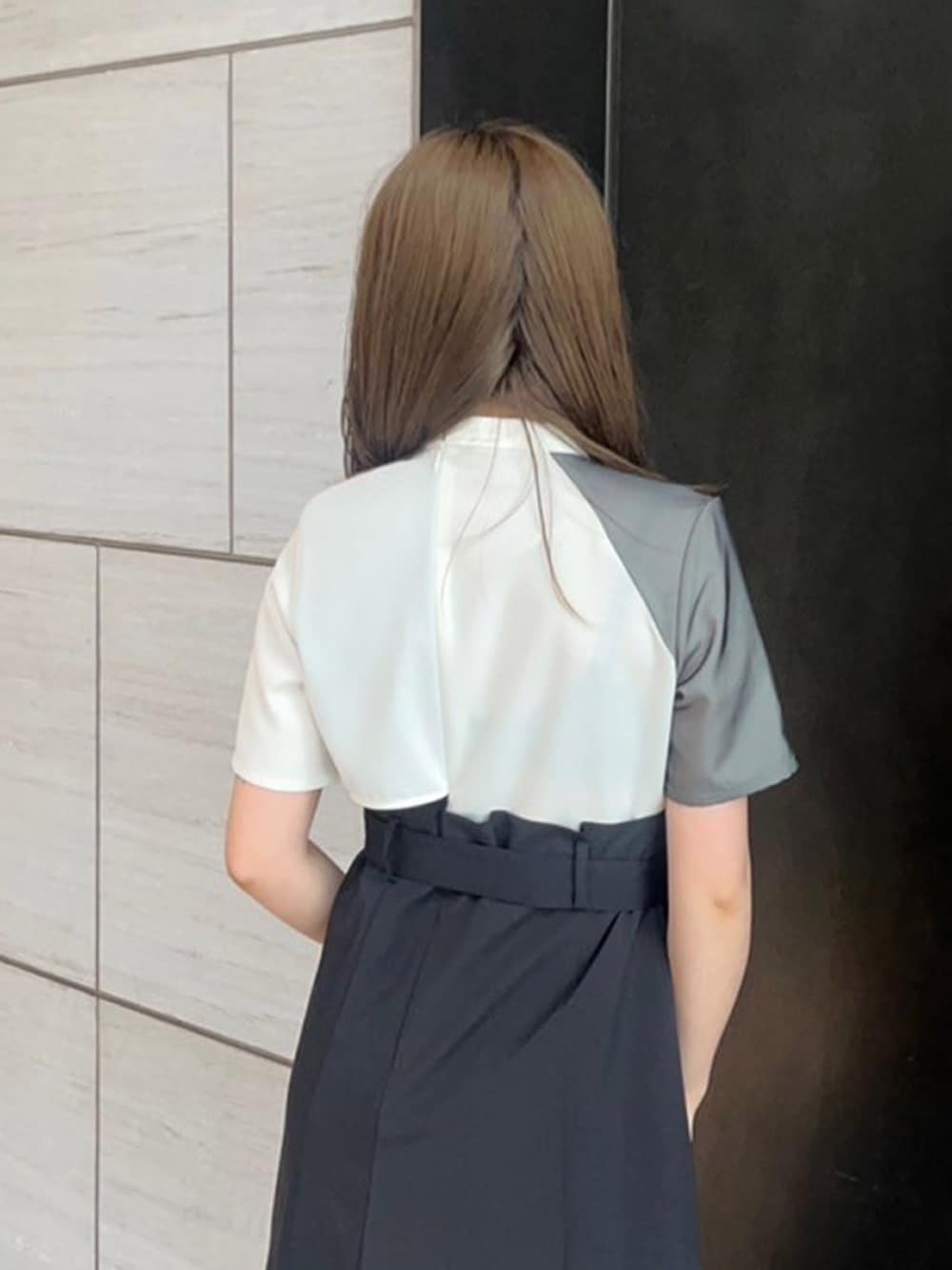 ホワイト系のワンピースを着用したレディースの春コーディネートの5枚目の写真